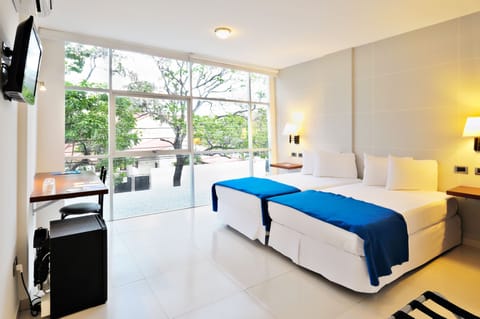 Standard Room, 2 Twin Beds | Premium bedding, minibar, in-room safe, desk