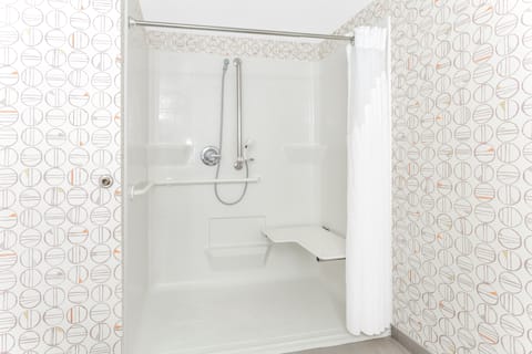 Combined shower/tub, free toiletries, hair dryer, towels