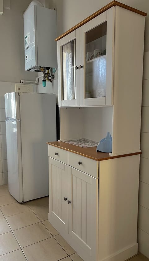 Classic Apartment, 2 Bedrooms, Kitchen | Private kitchen | Shared fridge, paper towels