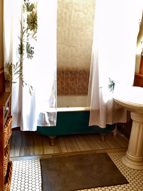 Treehouse | Bathroom | Free toiletries, hair dryer, bathrobes, towels