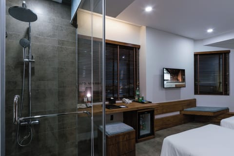 Senior Deluxe Room, City View | Bathroom | Separate tub and shower, designer toiletries, hair dryer, bathrobes