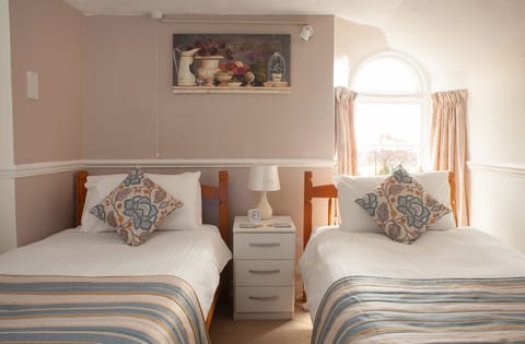 Twin Room, Ensuite | Free WiFi, bed sheets