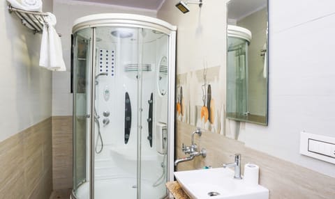 Deluxe Room | Bathroom | Shower, free toiletries, towels, soap