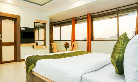 Deluxe Room | Iron/ironing board, rollaway beds, free WiFi, bed sheets