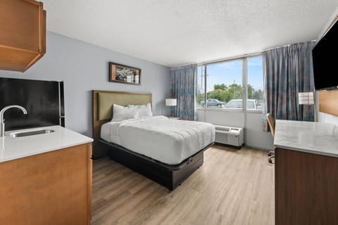 Standard Room, 1 Double Bed, Mobility Accessible, Non Smoking | Premium bedding, desk, iron/ironing board, free WiFi