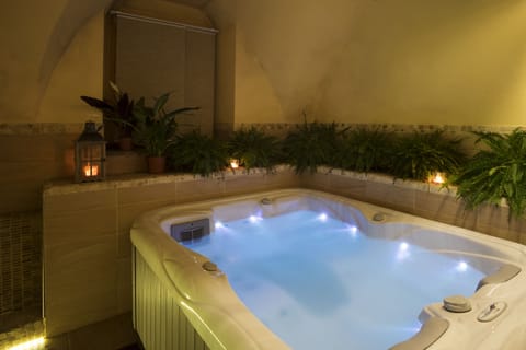 Indoor spa tub