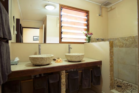 Seaview Family	 | Bathroom | Shower, rainfall showerhead, free toiletries, hair dryer