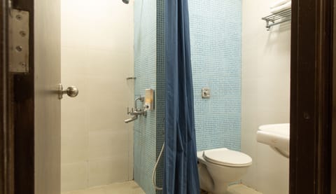 Shower, rainfall showerhead, free toiletries, towels