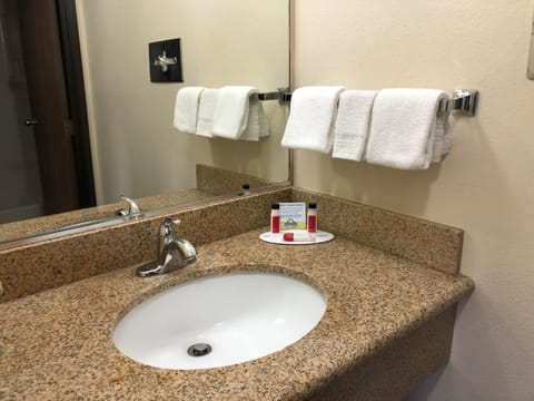 Combined shower/tub, hair dryer, towels