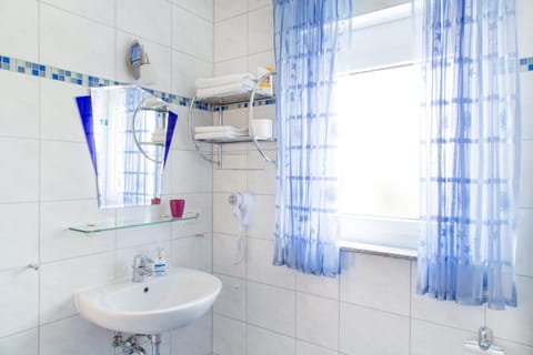 Family Apartment, 2 Bedrooms (Suedseite) | Bathroom | Towels