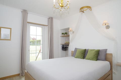 Double Room, Ensuite, Garden View (Le Printemps)