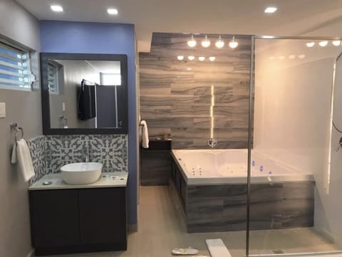 Premier Double Room | Bathroom | Shower, rainfall showerhead, free toiletries, slippers