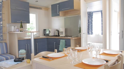 Mobile Home, 2 Bedrooms (4 Pers) | Private kitchen | Fridge, microwave, stovetop, electric kettle