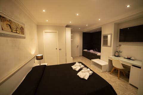 Suite, Jetted Tub | In-room safe, desk, free WiFi, bed sheets