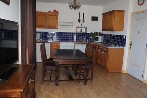 Family Apartment, 2 Bedrooms, Sea View | Private kitchen | Fridge, microwave, oven, stovetop