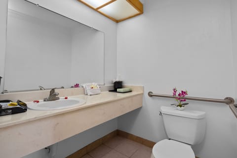 Standard Room, 1 King Bed, Non Smoking | Bathroom | Combined shower/tub, hair dryer, towels