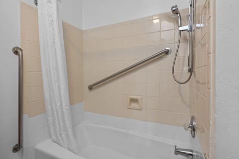 Combined shower/tub, hair dryer, towels