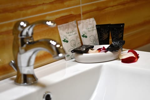 Luxury Quadruple Room | Bathroom | Eco-friendly toiletries, hair dryer, slippers, bidet