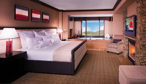 Spa Suite King | Premium bedding, in-room safe, desk, blackout drapes