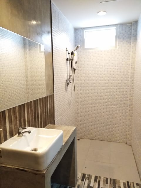 Standard Double Room | Bathroom | Shower, towels