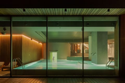 Couples treatment rooms, sauna, spa tub, steam room, Turkish bath