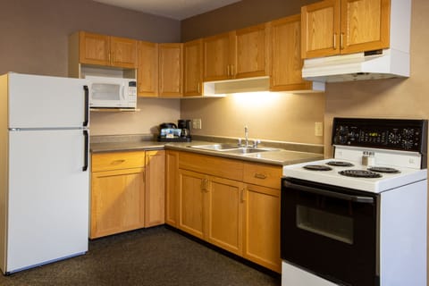 Suite | Private kitchen | Mini-fridge, coffee/tea maker, electric kettle