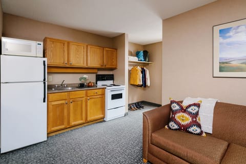 Suite | Private kitchenette | Mini-fridge, coffee/tea maker, electric kettle