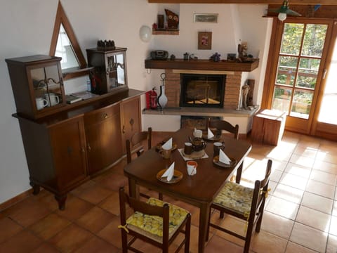 Table, Furniture, Property, Wood, Picture Frame, Chair, Interior Design, Living Room, Window, Floor