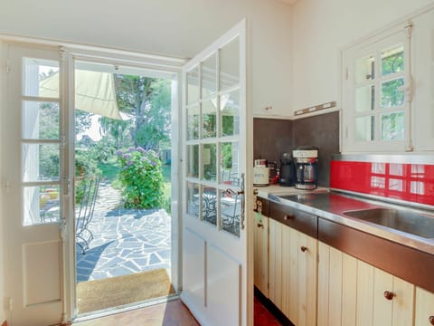 Kitchen Sink, Cabinetry, Countertop, Property, Sink, Furniture, Tap, Wood, Window, Kitchen Appliance