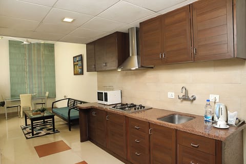 Business Studio, 1 Bedroom, Accessible | Private kitchen | Electric kettle