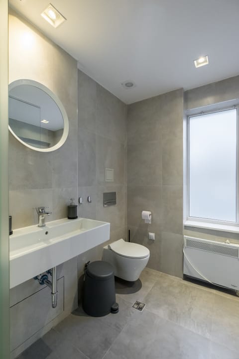 Deluxe Studio | Bathroom | Shower, hair dryer, towels