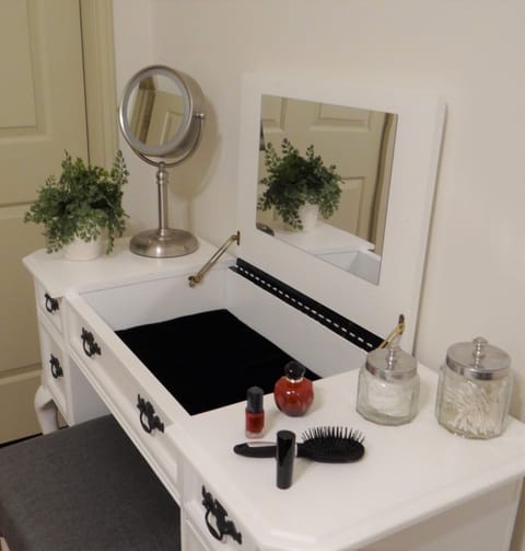 Guest room vanity #2
