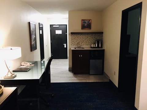 Suite, 1 Queen Bed, Non Smoking, Refrigerator & Microwave | Room amenity
