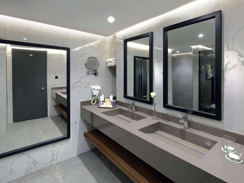 Junior Suite, 1 King Bed | Bathroom | Shower, eco-friendly toiletries, hair dryer, slippers