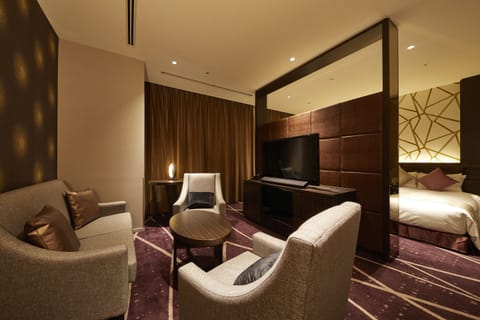 Executive Twin Room | Living area | Flat-screen TV, pay movies