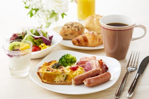 Daily buffet breakfast (JPY 2530 per person)