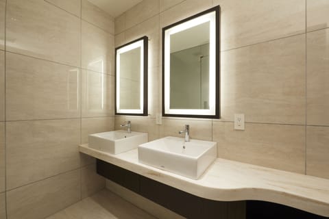 Executive Twin Room | Bathroom | Free toiletries, hair dryer, slippers, electronic bidet
