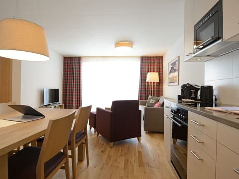 Cloud, Water, Sky, Property, Plant, Swimming Pool, Building, Window, Azure, Blue