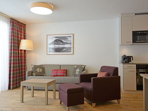 Cloud, Water, Sky, Property, Plant, Swimming Pool, Building, Window, Azure, Blue