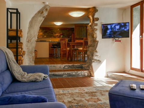 Room, Furniture, Property, Living Room, Interior Design, Building, House, Couch, Home, Ceiling