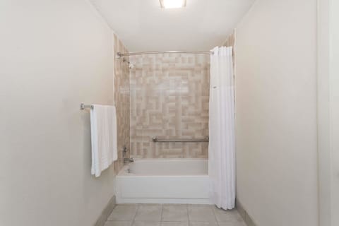 Combined shower/tub, free toiletries, towels