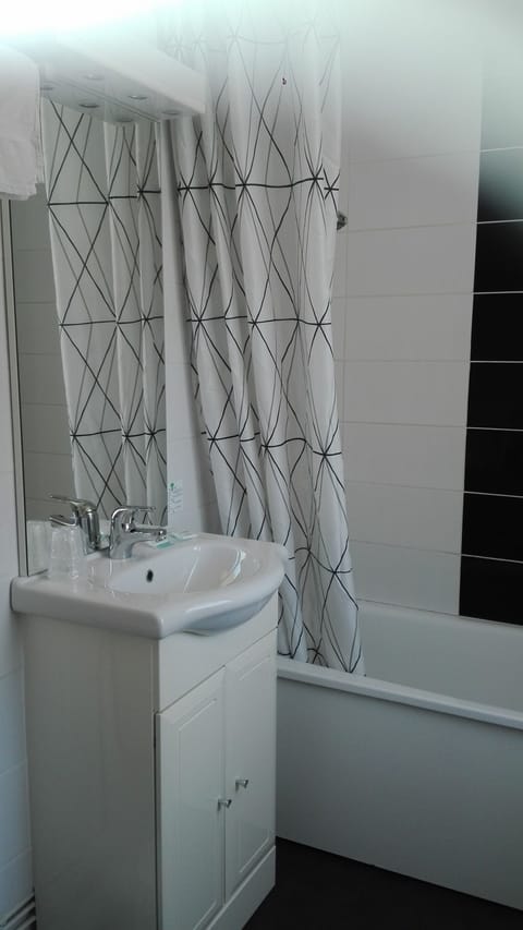 Superior Double Room, Partial Sea View | Bathroom | Hair dryer, towels