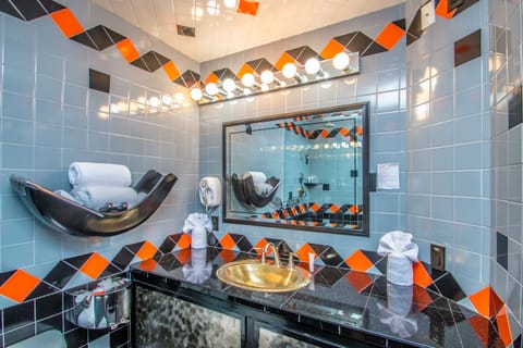 Superior Suite (Motorcycle Madness) | Bathroom | Free toiletries, hair dryer, bathrobes, towels