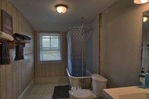 Standard Room, 1 Queen Bed | Bathroom | Shower, hair dryer, towels