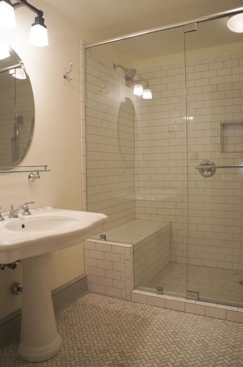 Superior Double Room (The Writer's Room) | Bathroom | Free toiletries, hair dryer, towels