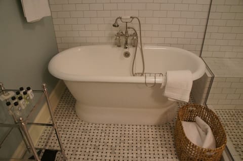 Deluxe Double Room (The Architect's Room) | Deep soaking bathtub