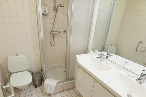 Basic Double Room | Bathroom | Hair dryer, towels