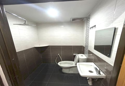 Standard Double Room | Bathroom | Shower, rainfall showerhead, bidet, towels