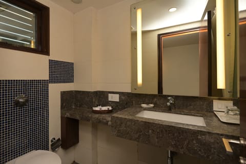 Deluxe Suite, 1 King Bed, Non Smoking | Bathroom | Free toiletries, hair dryer, slippers, towels