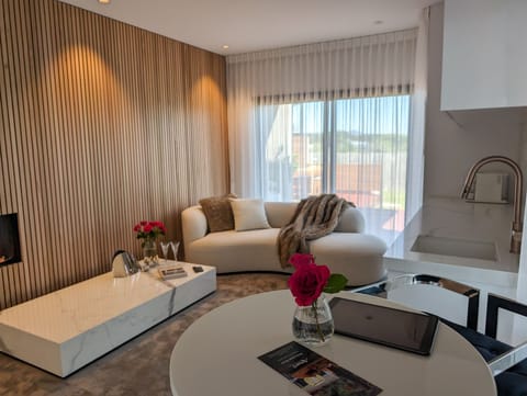 Signature Studio Suite, 1 King Bed | Free minibar, in-room safe, individually furnished, blackout drapes